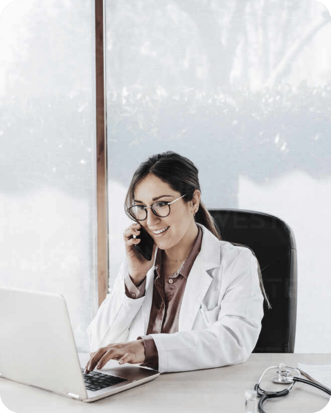 Sistema SmartDoctor aberto no celular mostrando agenda médica e prontuário eletrônico