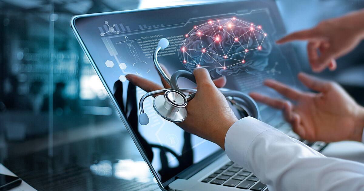 Equipe de clínica usando o SmartDoctor para agendamento e prontuário eletrônico
